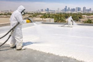 عمال يقومون بعزل سطح فوم